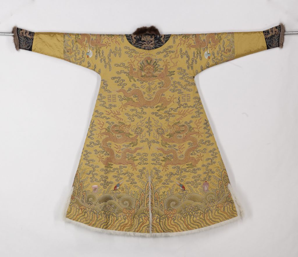 图片[2]-Bright yellow thread embroidered Yunlong Tianma leather dragon robe-China Archive